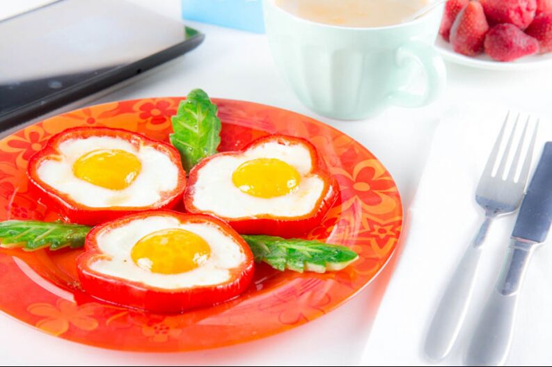 Fried eggs in bell peppers - hearty food in the egg diet menu