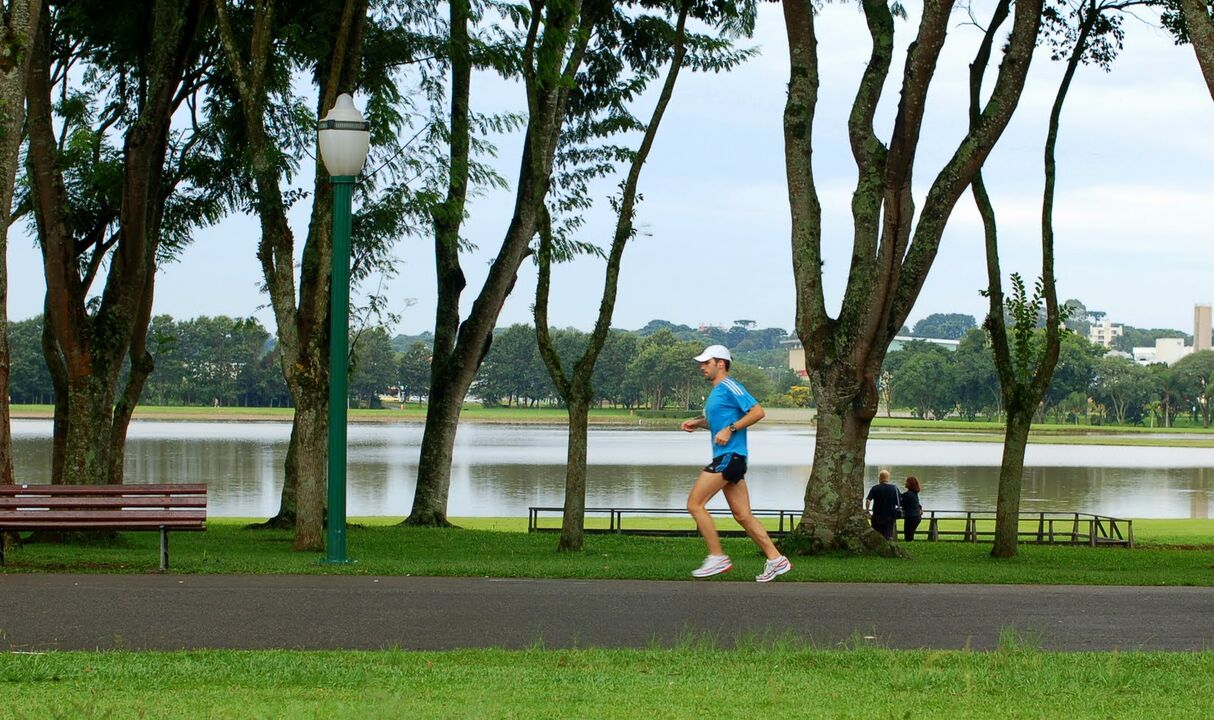 Running in the park is easier than on the asphalt, the point is to choose the right clothes and shoes